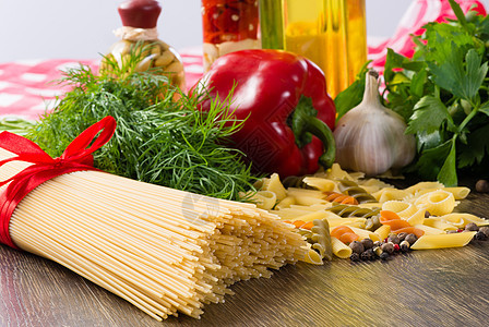 意大利意大利意面和蔬菜胡椒烹饪古董美食香肠午餐饮食胸部沙拉草药图片