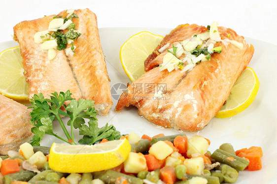 含柠檬和蔬菜的三文鲑鱼营养海鲜牛扒洋葱红色午餐香菜炙烤美食食物图片