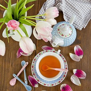 茶叶和新鲜郁金香咖啡骨瓷餐巾盘子勺子生日粉色时间正方形蓝色图片