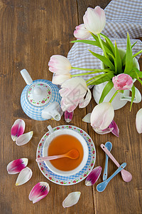 茶叶和新鲜郁金香蓝色盘子花瓣骨瓷乡村杯子餐巾花朵生日粉色图片