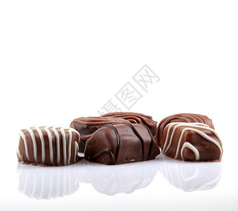 白色背景上孤立的巧克力美食可可饮食展示庆典奢华甜点糖果小吃牛奶背景图片