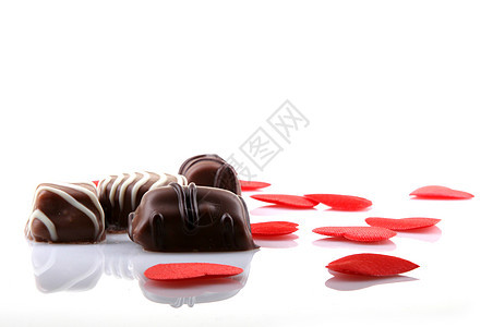 白色背景上孤立的巧克力展示小吃美食庆典牛奶礼物焦糖食物可可糖果图片