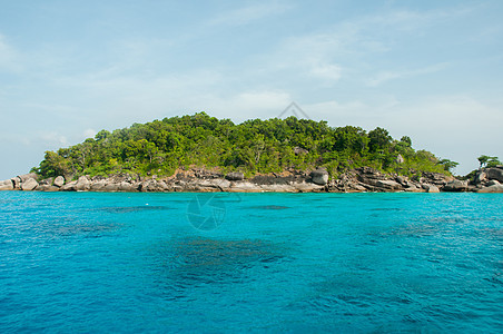 泰国西米兰岛蓝海和山丘天空岩石蓝天图片