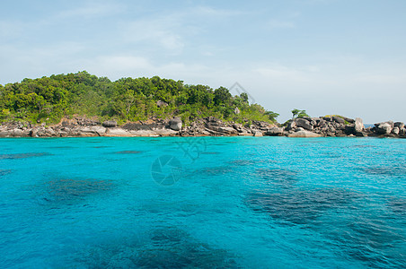 泰国西米兰岛蓝海和山丘岩石蓝天天空图片