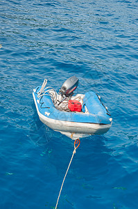 海上的一艘补给船投标快艇摩托艇海洋游艇小船图片