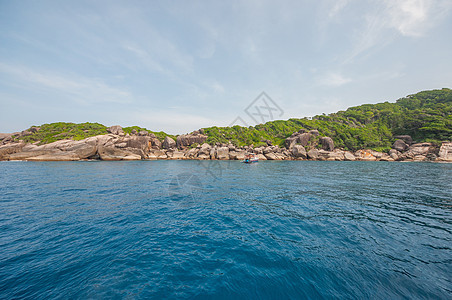 泰国西米兰岛蓝海和山丘岩石石头天空蓝天图片