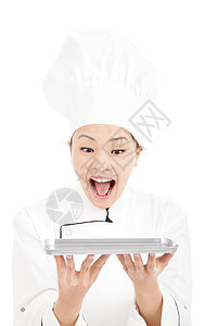 年轻女厨师 以惊人的表情寻找托盘图片