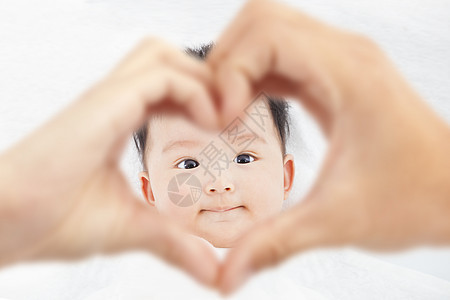 可爱和微笑的婴儿 有父母爱手图片