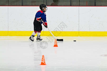 冰曲棍球练习中坚持儿童做法的做法锥体男生生活游戏冰球孩子竞技场乐趣团队娱乐图片
