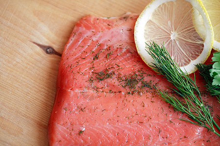 Salmon 鱼片叶菜柠檬食物小吃烹饪砧板鳟鱼海鲜健康饮食熟鱼图片