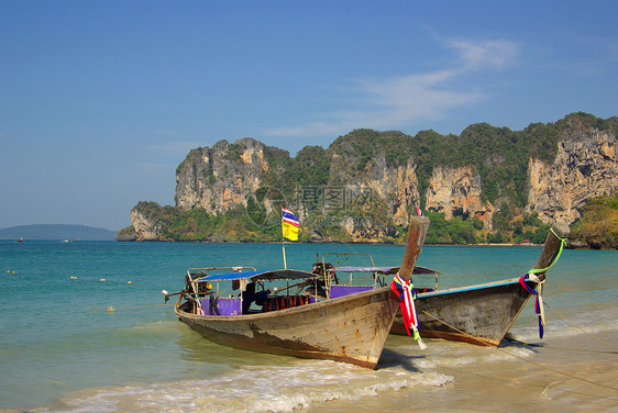 在 Railay 海滩 甲米 泰国的传统泰国小船晴天海岸木头海洋旅游运输天堂娱乐天空海岸线图片