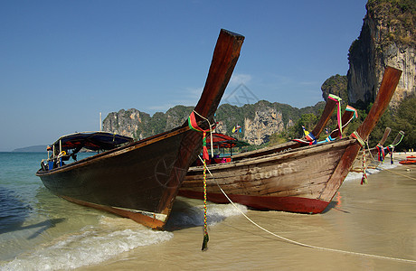 在 Railay 海滩 甲米 泰国的传统泰国小船太阳旅游海岸线热带蓝色晴天旅行海岸支撑天堂图片