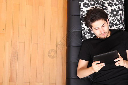 携带TabletPC的年轻人触摸屏成人男人电脑商业微笑互联网平板软垫男性图片