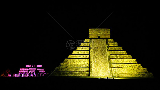 它是一个墨西哥人寺庙夜景脚步外观地方地标宗教旅行建筑学金字塔图片