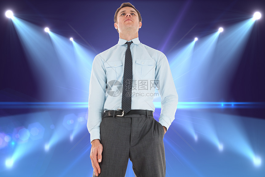 严肃的商务人士亲手站在口袋里一副综合形象商务蓝色商业活力职业头发人士数字夜生活公司图片