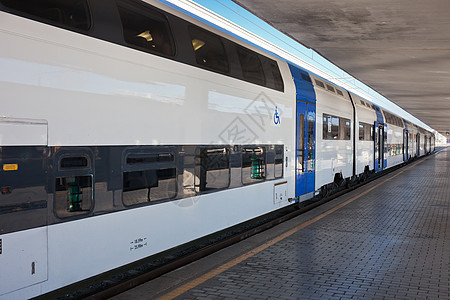 现代火车乘客铁轨运输速度车皮过境车辆旅行车站民众图片