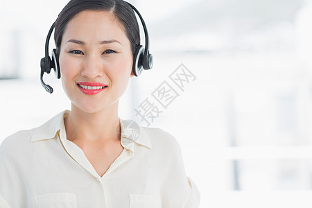美丽的微笑着的女执行官佩戴头盔互动女性职业职场商务代理人沟通商业办公室人士图片