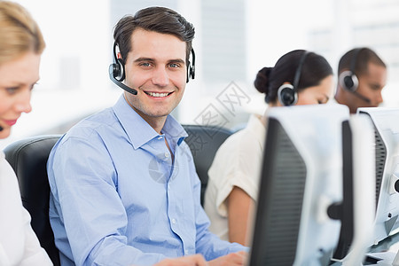 使用计算机佩戴头盔的商务同事呼叫办公室职业操作员代理人职场团队沟通讨论服务图片