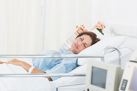 睡在医疗床上的女病人病房疗养器材诊所眼睛住院治疗女士监视器房间图片