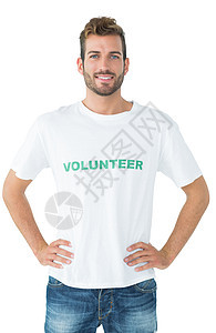 一位快乐的男性志愿者站在臀部举手站立的肖像图片