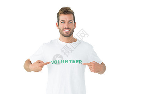 一位快乐的男性志愿者自言自语的肖像手指帮助社会志愿机构道德幸福青年服务双手图片