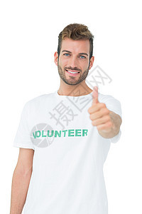 一个快乐的男性志愿者 举起拇指向上幸福手势志愿男人道德活动家服务社区社会机构图片