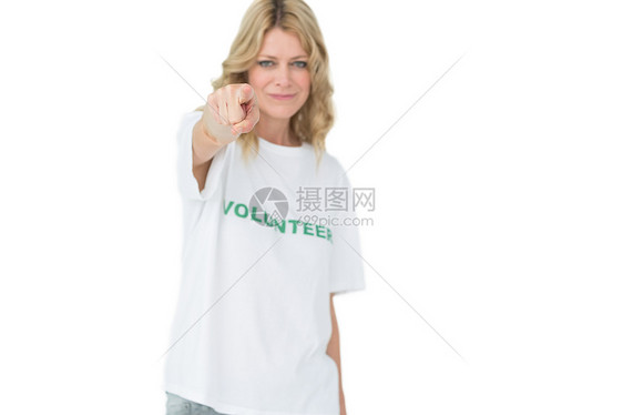 一位快乐的女性志愿者的肖像 指着你女士幸福服务青年帮助社区志愿道德金发手势图片