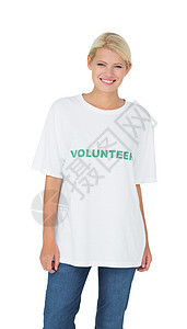 一位微笑的年轻女性志愿者的肖像活动家道德牛仔裤服务志愿社会头发幸福社区金发女郎图片
