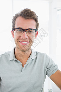 男性照片编辑笑着微笑时眼镜男人公司便服职场创造力商业办公室艺术家工作图片