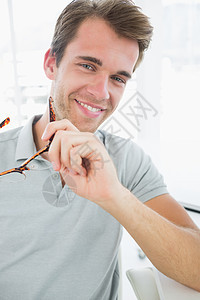男性照片编辑笑着微笑时创造力便服商业办公室工作职场男人公司艺术家眼镜图片