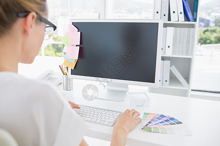 在计算机上工作的照片编辑器的近视屏幕电子职场编辑技术女士创造力职业商业键盘图片