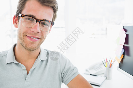 男性照片编辑笑着微笑时眼镜创造力便服男人机构办公室艺术家工作公司商业图片