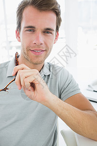 男性照片编辑笑着微笑时眼镜机构艺术家职业办公室工作男人创造力便服职场图片
