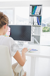 在计算机上工作的照片编辑器的近视商业电脑桌子创造力办公室屏幕电子女士职场艺术家图片