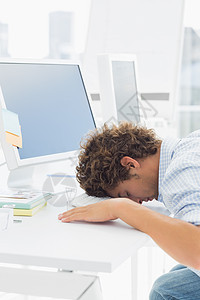 在办公桌键盘上头过键盘的偶然商务人士睡眠衬衫技术电脑显示器职场午睡男人人士桌子电脑图片