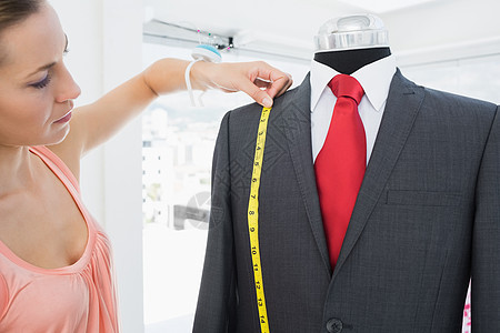 女时装设计员测量假体服装女性手工卷尺剪裁专注创造力外套办公室女士礼服图片