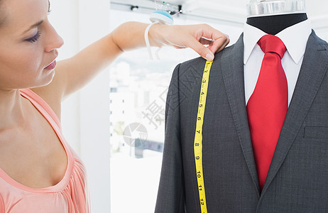 女时装设计员测量假体服装卷尺手工女性模特女士剪裁礼服外套领带工作图片