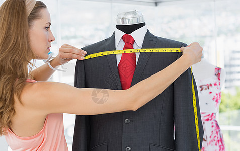 女时装设计员测量假体服装职业设计师办公室领带创造力礼服卷尺外套女性模特图片