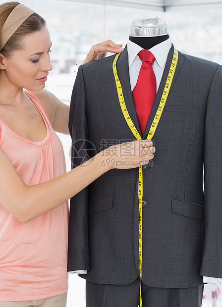 女时装设计员测量假体服装女士领带专注设计师模特礼服工作办公室剪裁职业图片