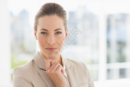 一位年轻女商务人士的近视肖像女士商务套装职场头发人士办公室女性图片