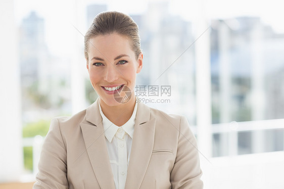 一位年轻女商务人士微笑的近镜肖像套装头发商务人士职场女性女士办公室图片