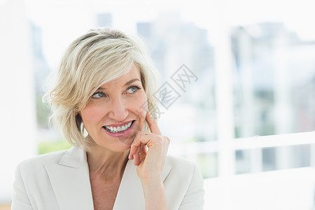 成熟的女商务人士向外看女性短发头发套装办公室商务人士思维职场图片
