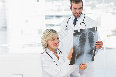 向男同事解释X光的医生检查职业专家服务医务室医院扫描从业者放射科x射线图片