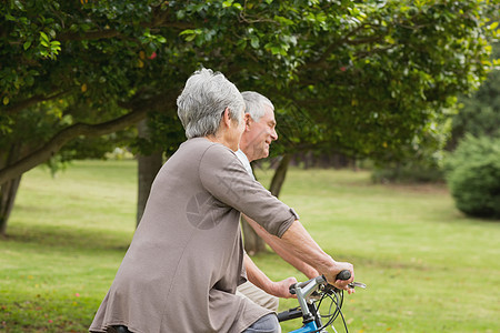 农村轮车骑自行车的老年夫妇退休锻炼女性树木头发享受男人灰色男性成人图片