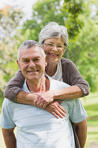 高级女子从后面的公园里抱男人退休成人闲暇感情夫妻树木女性男性老年拥抱图片