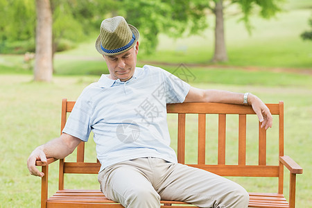 公园长椅上放松的老人图片