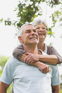 高贵的女子从后面拥抱男人夫妻享受男性老年成人农村退休亲热闲暇头发图片