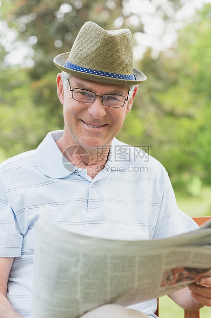 公园的老年男子阅读报纸帽子退休男人男性草原农村闲暇眼镜成人绿地图片
