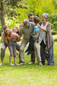 大家庭在公园玩耍绿地享受男人乐趣女儿男性兄弟儿子老年祖母图片