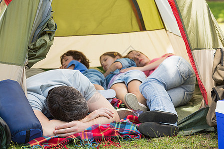 家人睡在公园帐篷里图片